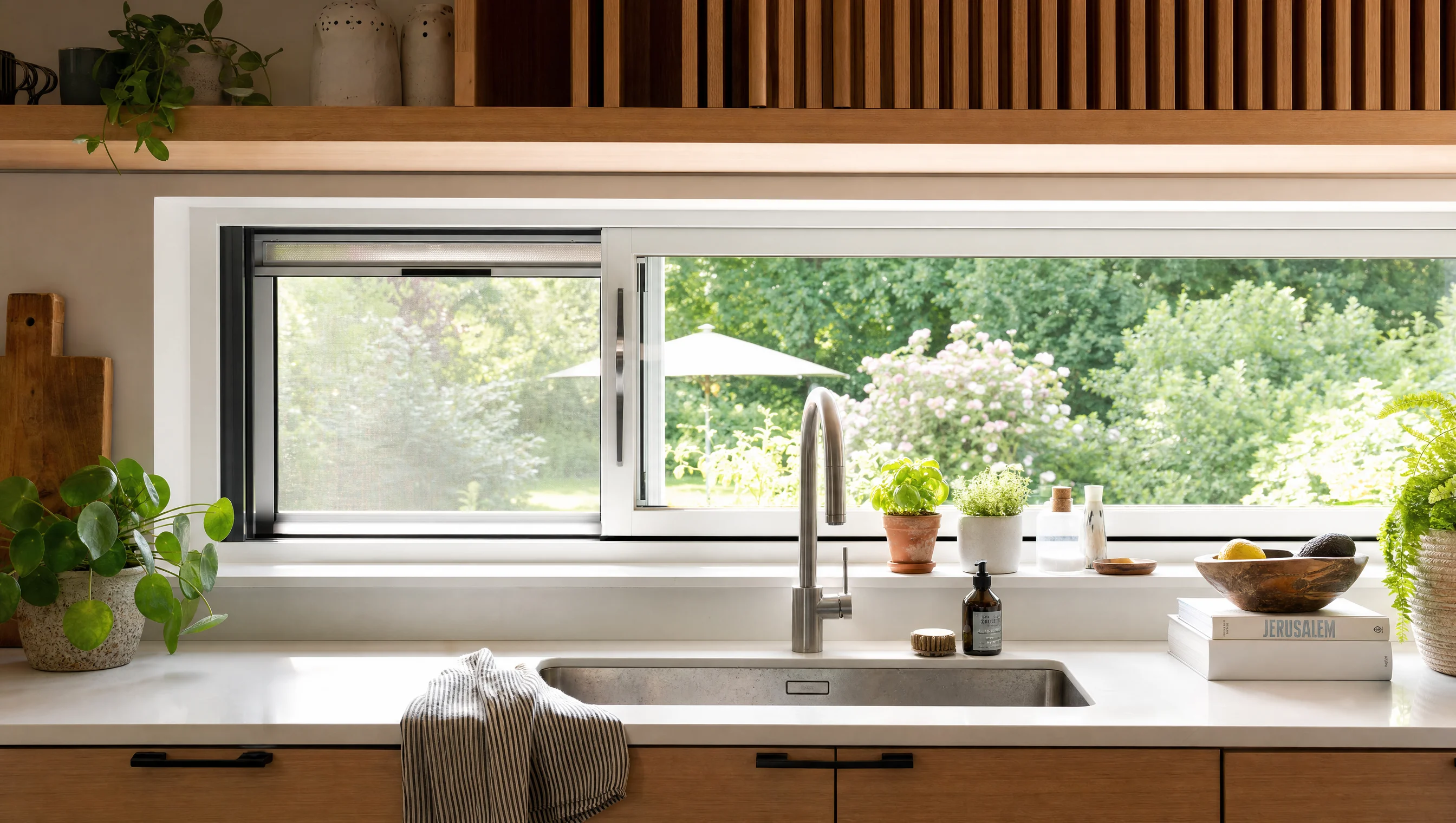 Cuisine québécoise moderne avec fenêtre coulissante horizontale ouverte pour la ventilation estivale